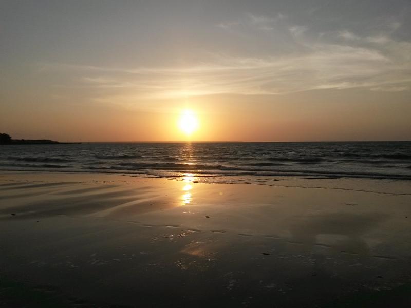 20130917_182707.jpg - Unser erster australischer Sonnenuntergang (Mindl Beach Darwin)