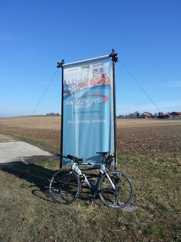 20130219_125532.jpg - Radtour nach Kerzers - Werbebanner kündigt Frühling an