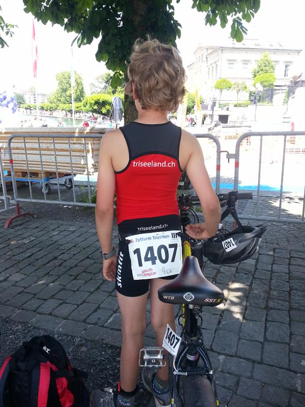 20130608_141721.jpg - Simons erster Start am Zytturm Triathlon der wegen kühlen Wasser für die Schüler ein Duathlon war.