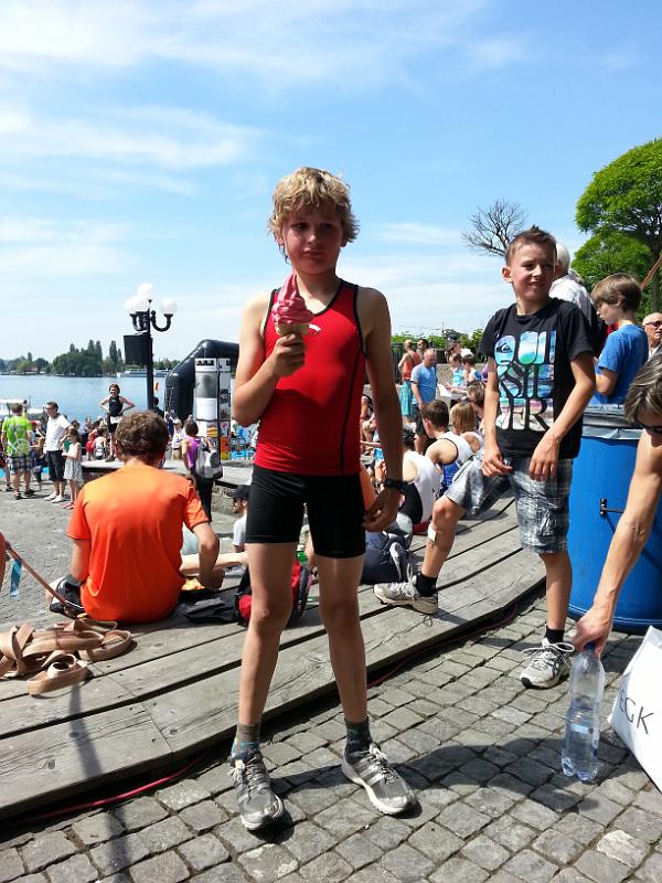 20130608_150307.jpg - Simons erster Start am Zytturm Triathlon der wegen kühlen Wasser für die Schüler ein Duathlon war.
