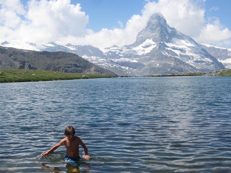 20130727_121100_Zermatt.JPG - 27.7. Joel am Baden im Stellisee 2537m