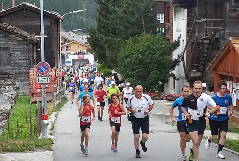 20130728_080047.jpg - 28.7. Täschalplauf - Start Volkslauf (Joel 6., Simon 8., Corinne 9.)