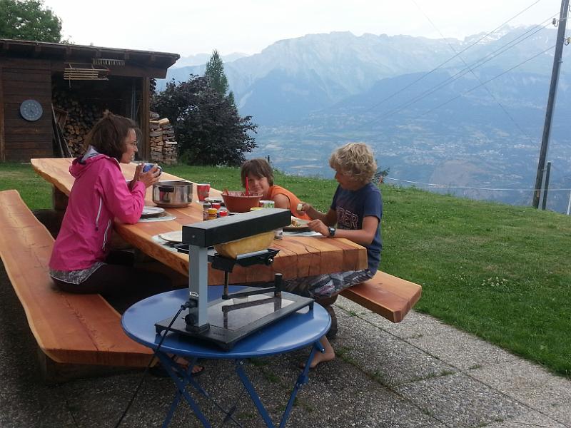 20130728_182815.jpg - 28.7. Raclette vor dem Chalet