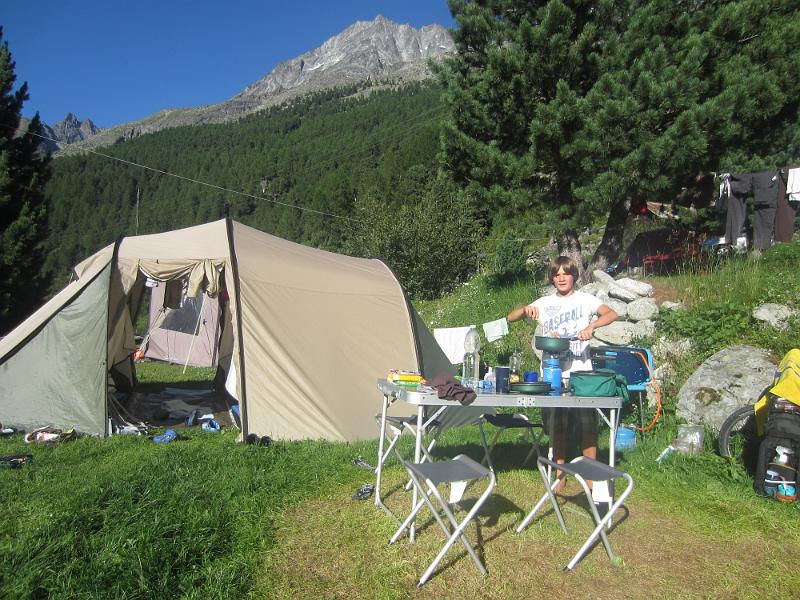 20130801_182200_Arolla.JPG - 1.8. Camping Arolla - Joel kocht