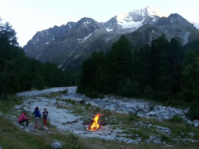 20130801_204224.jpg - 1.8. Unser 1.August Feuer im Flussbett beim Camping Arolla