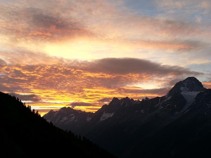 20130824_063529.jpg - 24.8. Sonneaufgang im Lötschental von Kummealp aus gesehen