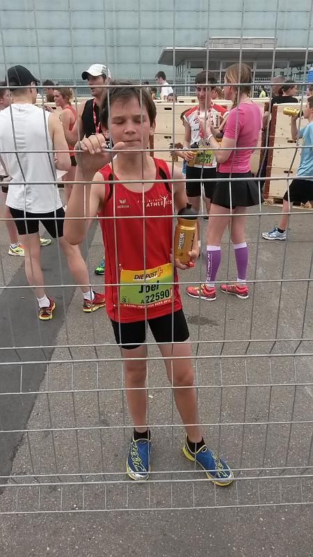 20140510_144236.jpg - 10.5. GP Bern - Joel glücklich im Ziel des Altstadt GP (21:39)