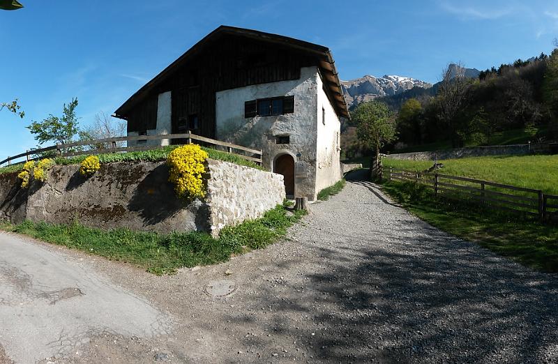 20140420_094605.jpg - 20.4. Ostern - Wanderung um Maienfeld (hier Heididorf)