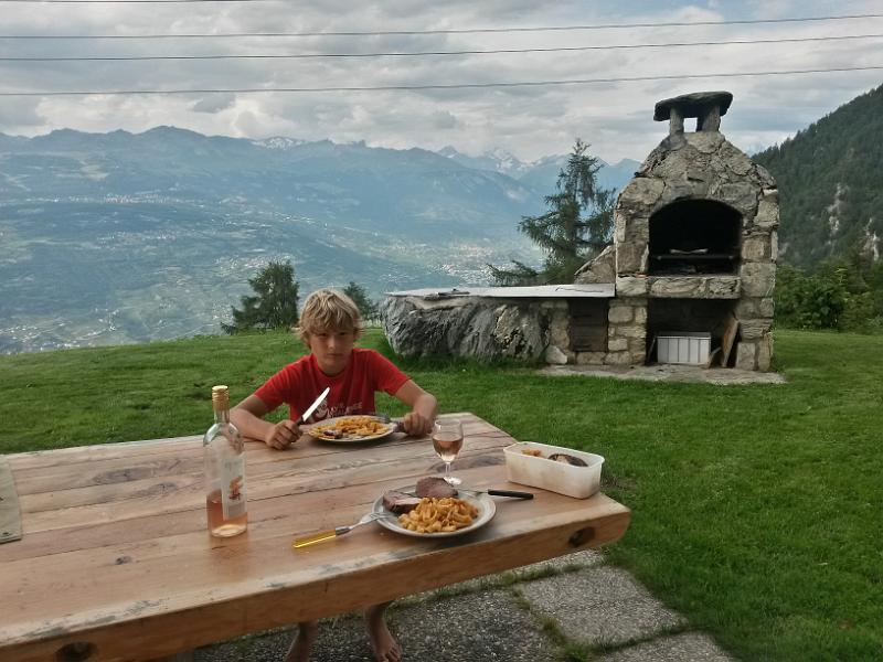20140725_184558.jpg - 25.7. Nachtessen mit Simon vor Chalet in Nax