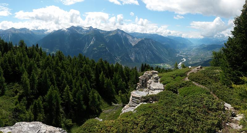 20140816_131356.jpg - 16.8. Blick aufs Rhoinetal - Wanderung Jeizinnen-Fluhalp-Rinderhütte