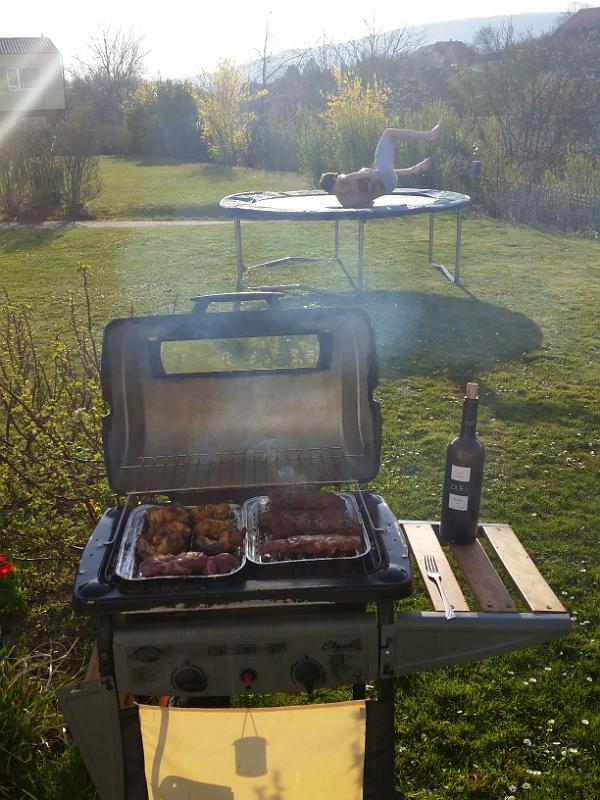 20150410_182642.jpg - 10.4. Grillieren im Garten