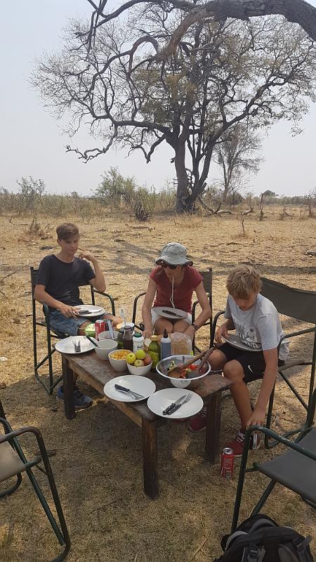 20160929_132357.jpg - 29.9. Lunch im Busch bei Overnight Bootst-Safari auf Kwando (Mashi River Safari)