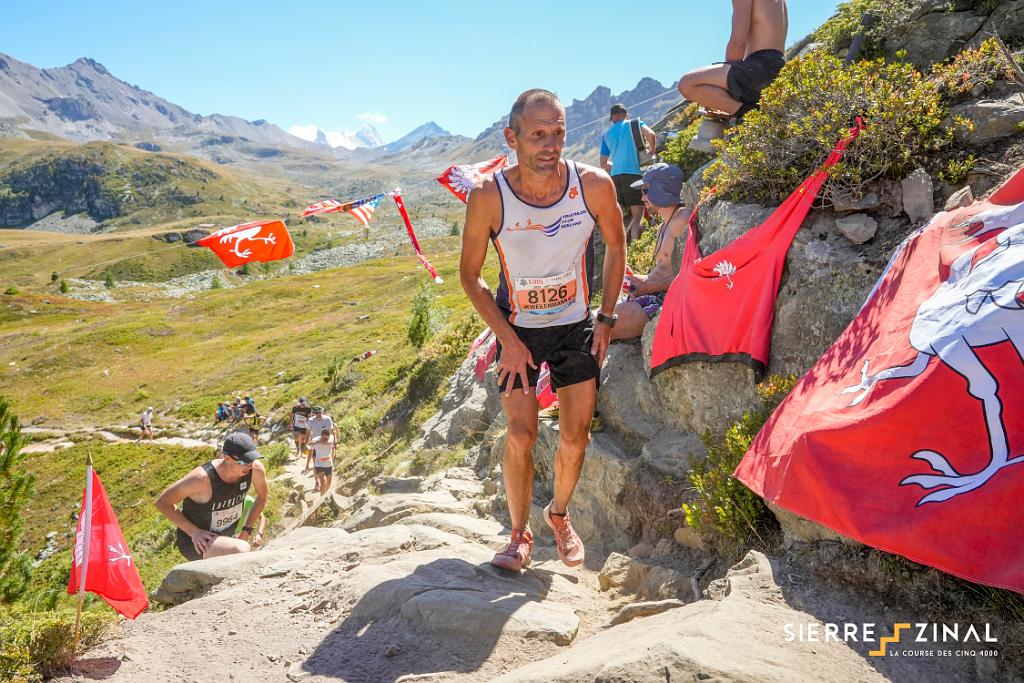 20220813_134500 Sierre-Zinal.jpg - Montée des coureurs en dessous de l’Hôtel Weisshorn  En arrière plan le sommet du Weisshorn (4506 m) et du Bishorn (4151m) lors de la course Sierre-Zinal 2022 (Valais, Suisse).